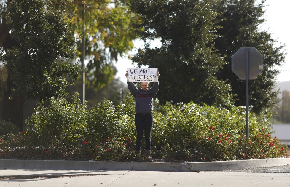 USA se loučí s obětmi masové vraždy v městečku poblíž Los Angeles. Zemřeli při střelbě v country klubu při útoku bývalého vojáka