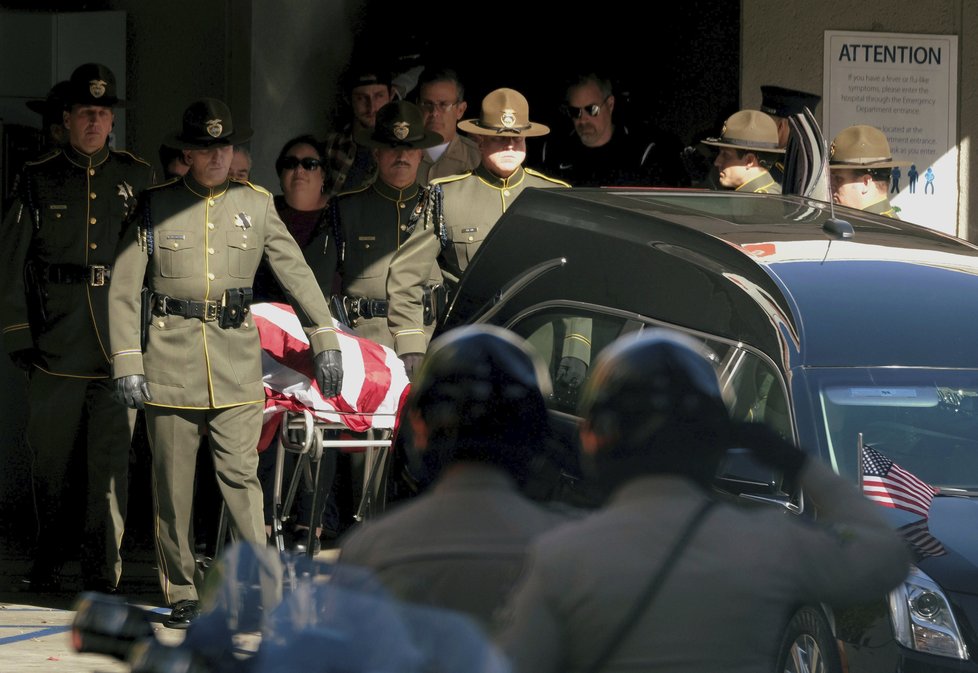 USA se loučí s obětmi masové vraždy v městečku poblíž Los Angeles. Zemřeli při střelbě v country klubu při útoku bývalého vojáka