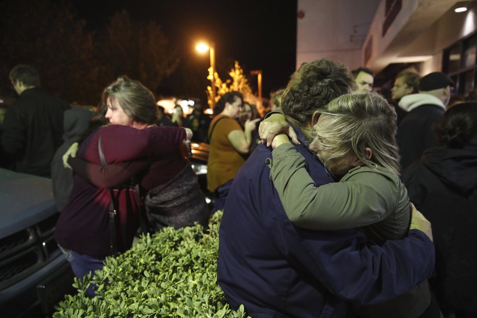 USA se loučí s obětmi masové vraždy v městečku poblíž Los Angeles. Zemřeli při střelbě v country klubu při útoku bývalého vojáka