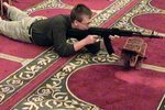 Do zbraně! Kazatel si v brněnské mešitě vyzkoušel střelbu na terče v její zadní části. Pálil sice z repliky samopalu AK-47, ale podle Lhoťana to může být i hrozba.