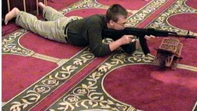 Do zbraně! Kazatel si v brněnské mešitě vyzkoušel střelbu na terče v její zadní části. Pálil sice z repliky samopalu AK-47, ale podle Lhoťana to může být i hrozba.