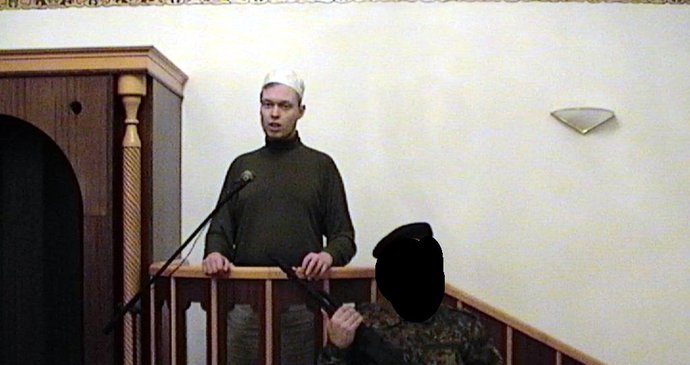 Na této dosud nezveřejněné fotografii káže Lukáš V. v brněnské mešitě proti Židům. Jako stráž u něj stojí muž v maskáčích se samopalem v rukách.