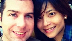 Agent Jonathan Ross s manželkou, její rodiče žijí na Filipínách.