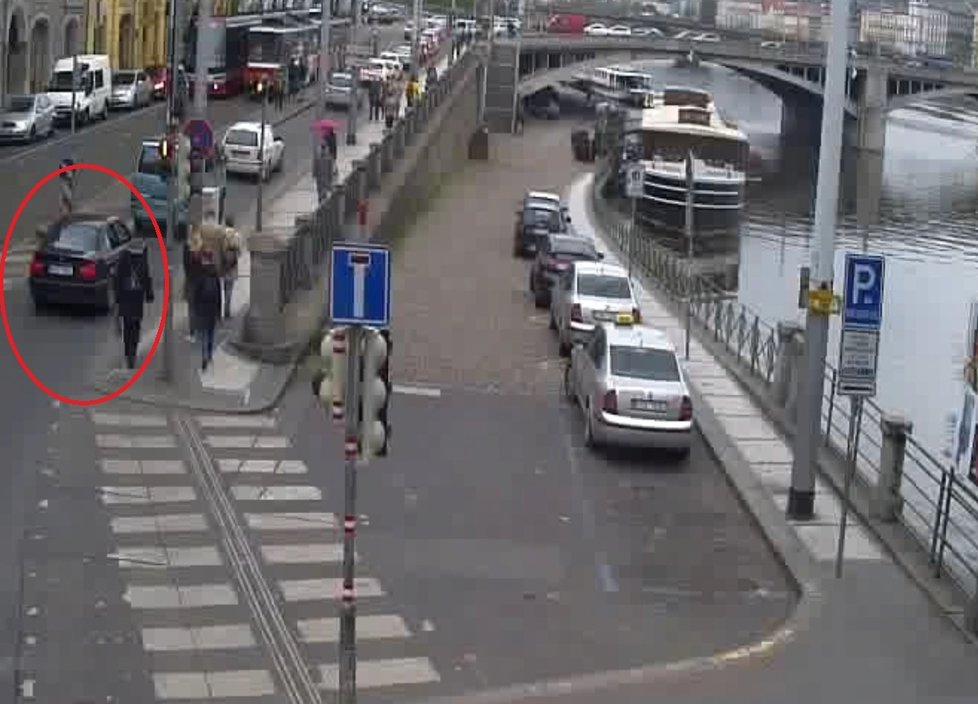 Po dvojici kolemjdoucích po Jiráskově mostě stříleli z šedočerného BMW airsoftovou zbraní. Policie po posádce z auta pátrá.