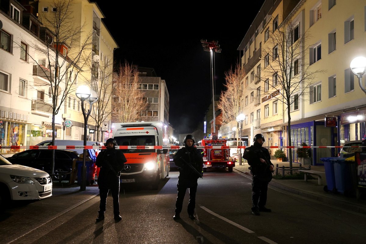 Ve městě Hanau u Frankfurtu nad Mohanem při střelbě zemřelo osm lidí (20. 2. 2020)