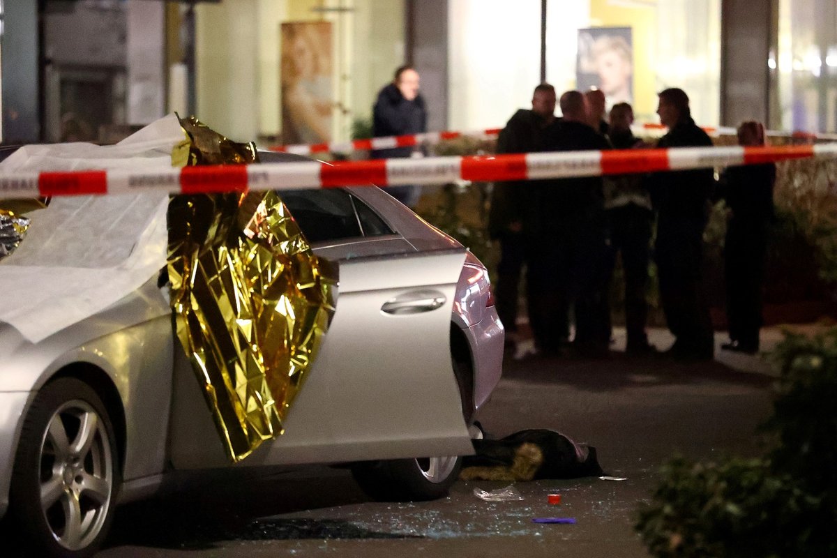 Ve městě Hanau u Frankfurtu nad Mohanem při střelbě zemřelo osm lidí (20. 2. 2020)