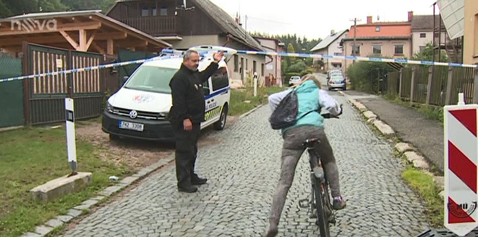 Policie nalezla po střelbě v Červeném Kostelci na Náchodsku dvě těla. Na místo musela vyjet i zásahová jednotka.