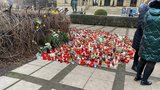 Týden po masakru na FF UK: Pietní místa v centru Prahy se nadále plní svíčkami a dojemnými vzkazy