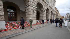Svíčky, květiny, vzkazy do nebe nebo plyšáci a sladkosti, tak vypadají pietní místa v centru Prahy týden po tragické události na FF UK.