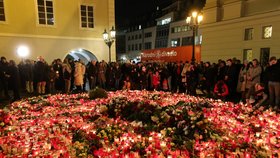 Svíčky, květiny, vzkazy do nebe nebo plyšáci a sladkosti, tak vypadají pietní místa v centru Prahy týden po tragické události na FFUK.