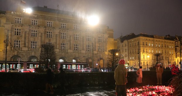 Svíčky, květiny, vzkazy do nebe nebo plyšáci a sladkosti, tak vypadají pietní místa v centru Prahy týden po tragické události na FFUK.