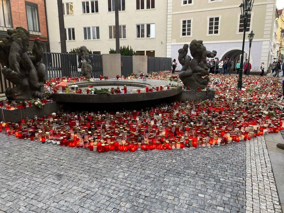 Svíčky, květiny, vzkazy do nebe, nebo plyšáci a sladkosti, tak vypadají pietní místa v centru Prahy týden po tragické události na FFUK