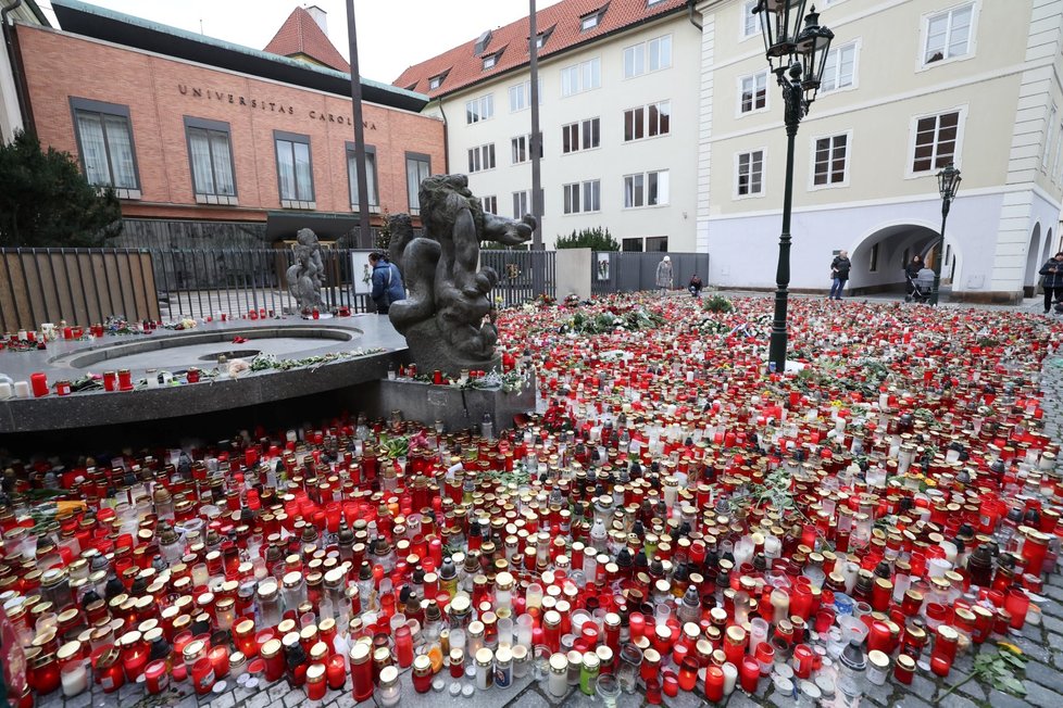 Svíčky, květiny, vzkazy do nebe nebo plyšáci a sladkosti, tak vypadají pietní místa v centru Prahy týden po tragické události na FF UK.