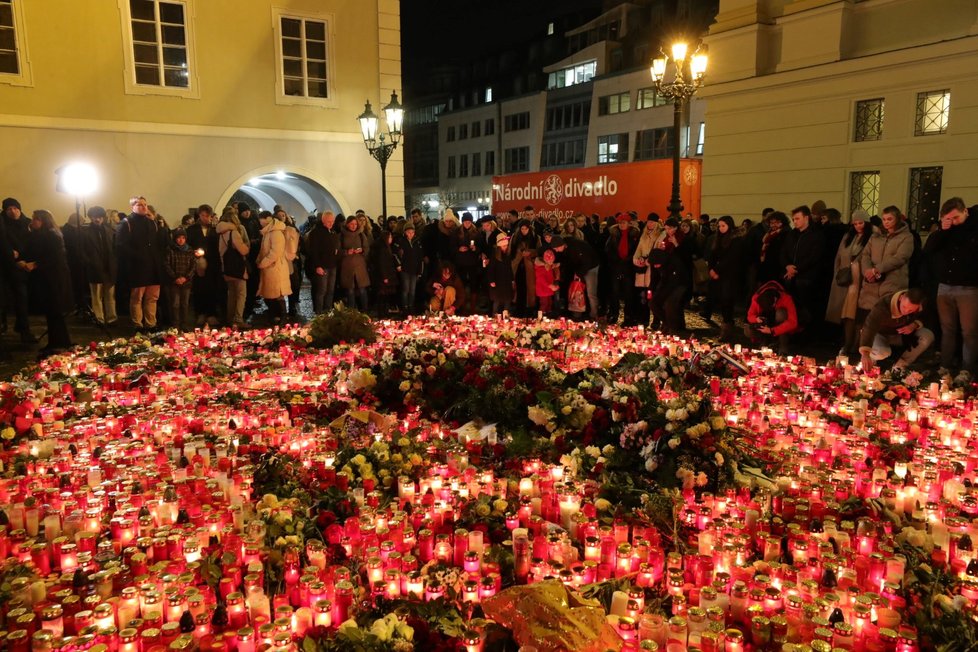 Svíčky, květiny, vzkazy do nebe nebo plyšáci a sladkosti, tak vypadají pietní místa v centru Prahy týden po tragické události na FFUK.