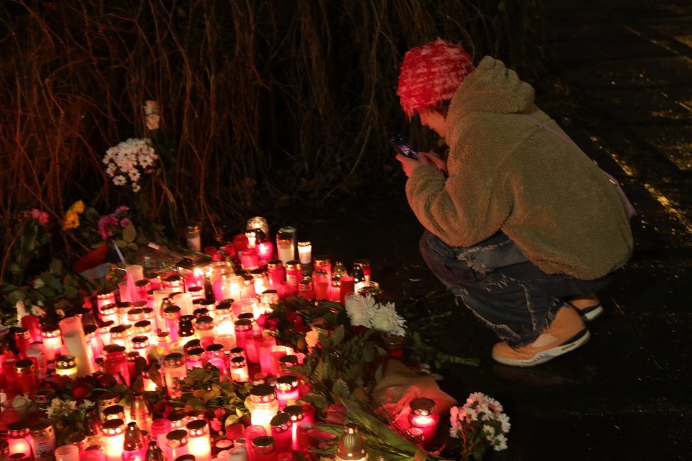 Svíčky, květiny, vzkazy do nebe, nebo plyšáci a sladkosti, tak vypadají pietní místa v centru Prahy týden po tragické události na FFUK