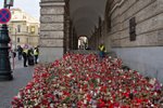 Lidé nanosili k budově Filozofické fakulty tisíce svíček, ale i květiny, vzkazy a další předměty, 15. 1. 2024.