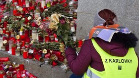 Na úklidu pietního místa před budovou Filozofické fakulty UK se podílelo 30-40 dobrovolníků z řad studentů i zaměstnanců univerzity, 15. 1. 2024.