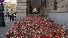 Lidé nanosili k budově filozofické fakulty tisíce svíček, ale i květiny, vzkazy a další předměty, 15. 1. 2024.