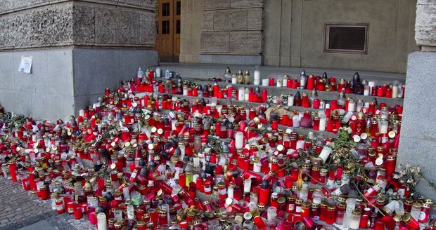 Lidé nanosili k budově Filozofické fakulty tisíce svíček, ale i květiny, vzkazy a další předměty, 15. 1. 2024.