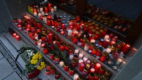 Pietní akt v reakci na střelbu na pražské Filozofické fakultě Univerzity Karlovy se uskutečnil před budovou Filozofické fakulty Ostravské univerzity. (22.12.2023)