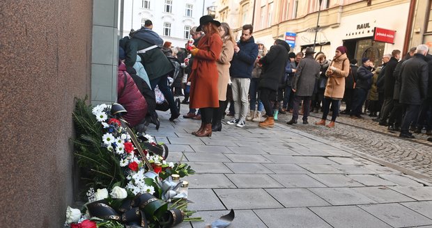 Pietní akt v reakci na střelbu na pražské Filozofické fakultě Univerzity Karlovy se uskutečnil před budovou Filozofické fakulty Ostravské univerzity. (22. 12. 2023)