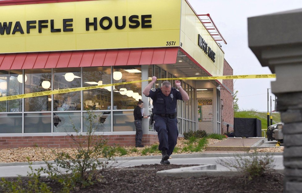 Střelba ve Waffle House v Nashvillu.
