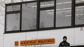 Školu v německém Winnendenu, kde vraždil šílený střelec, hlídá policie.