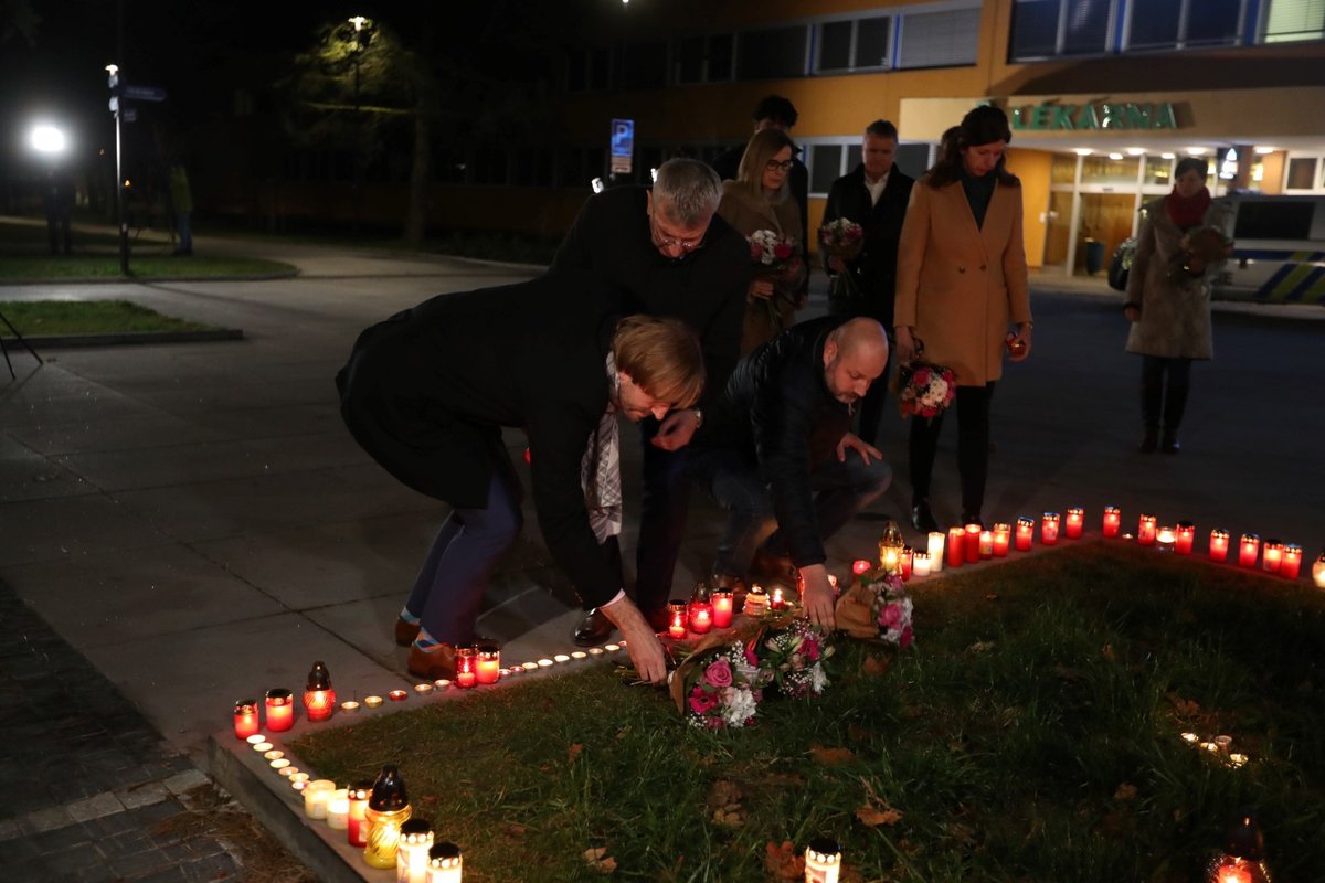 Ministr zdravotnictví Adam Vojtěch položil před nemocnicí svíčku.
