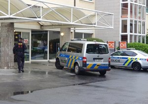 Střelba v Ústřední vojenské nemocnici v Praze. Pacient otočil zbraň proti sobě.