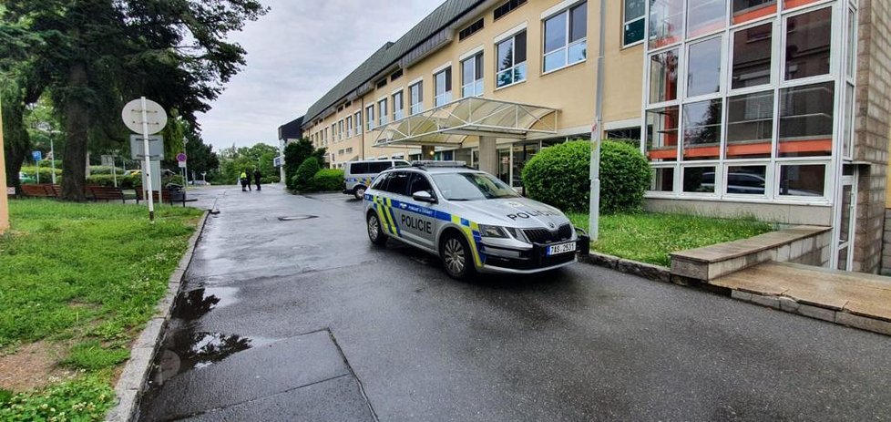 Střelba v Ústřední vojenské nemocnici v Praze. Pacient otočil zbraň proti sobě.