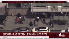 Několik lidí zranil střelec v newyorské nemocnici v Bronxu. Mezi nimi zřejmě i tři lékaře. Podezřelým je bývalý zaměstnanec, lékař Henry Bello.