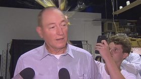 Moment, kdy australský senátor Fraser Anning dostal vejcem.