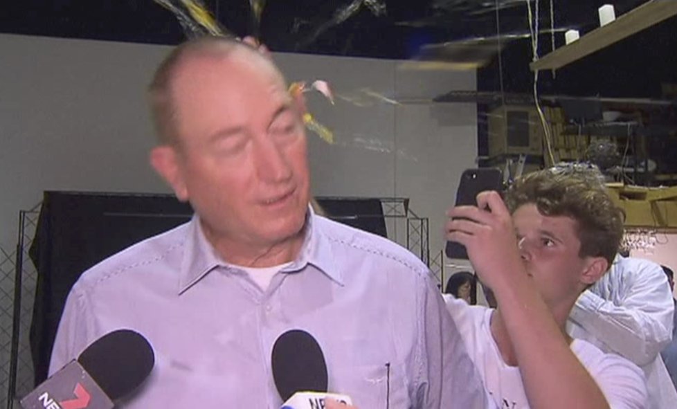 Moment, kdy australský senátor Fraser Anning dostal vejcem.