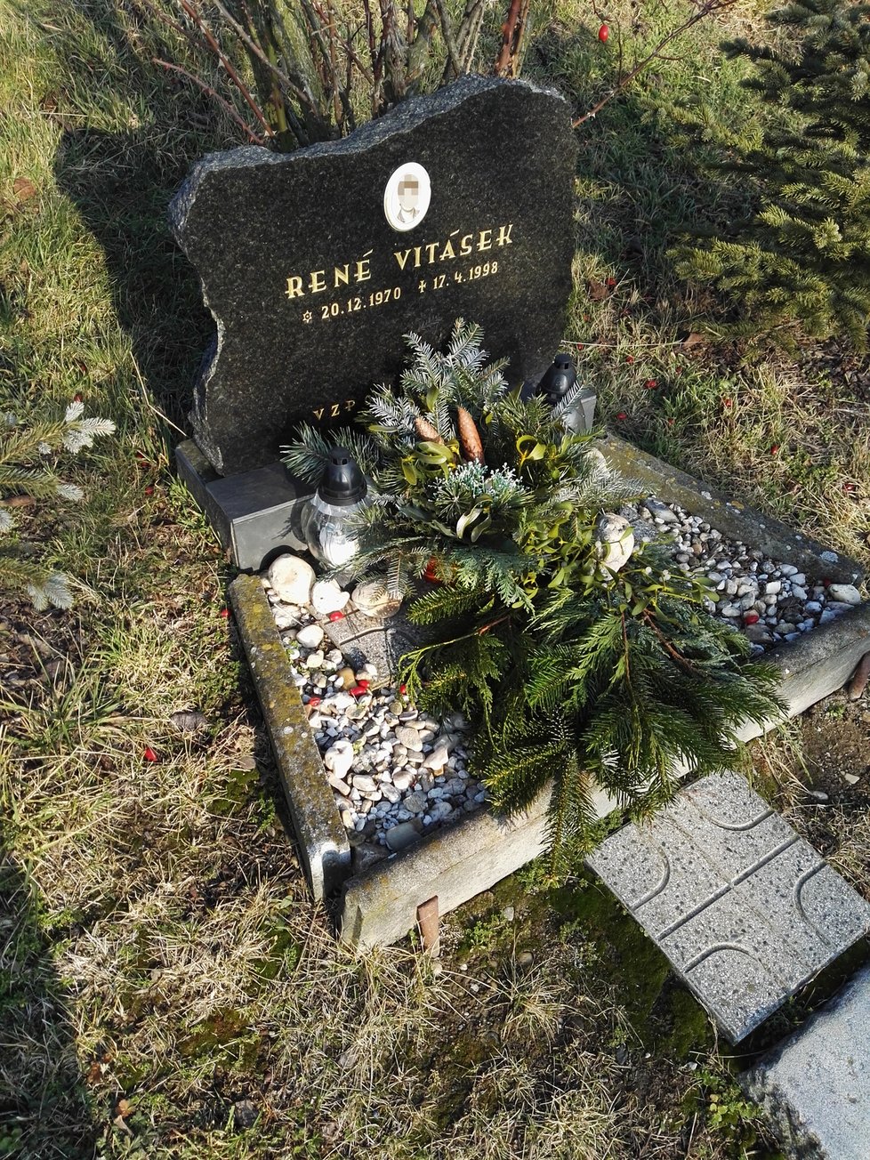 René Vitásek, starší bratr Ctirada, má pomníček v místě, kde ho zavraždili lupiči.