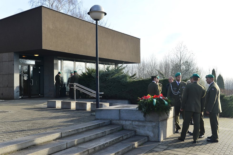 S Petrem Š. (†39), dlouholetým zaměstnancem vězeňské služby, se přišli rozloučit kromě rodinných příslušníků i kolegové.