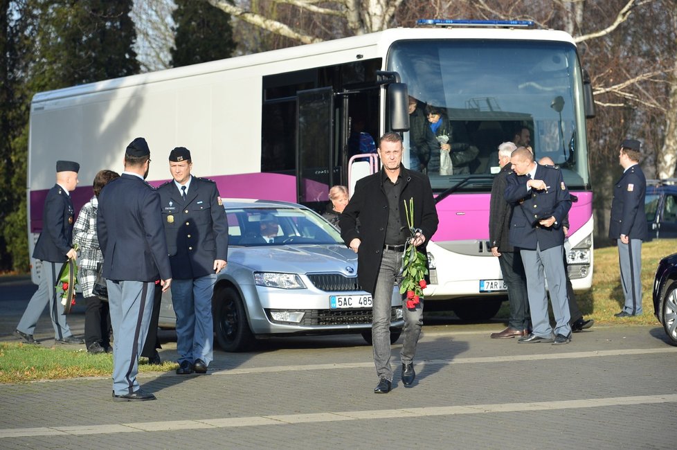 S Petrem Š. (†39), dlouholetým zaměstnancem vězeňské služby, se přišli rozloučit kromě rodinných příslušníků i kolegové.