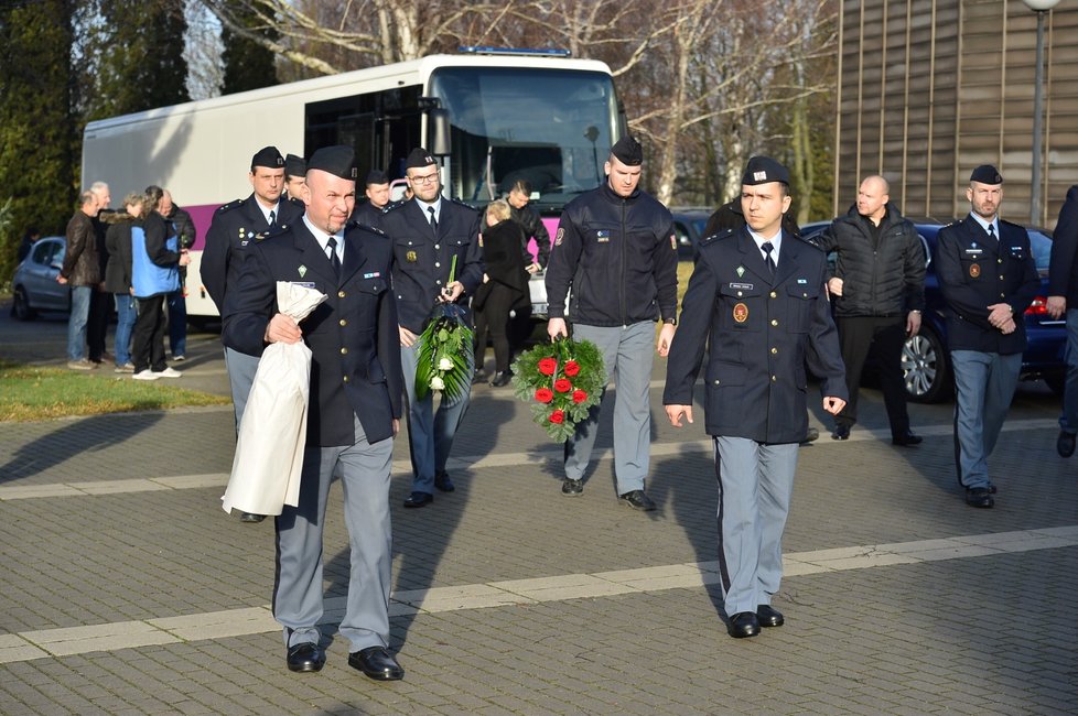 S Petrem Š. (†39), dlouholetým zaměstnancem vězeňské služby, se přišli rozloučit kromě rodinných příslušníků i kolegové.