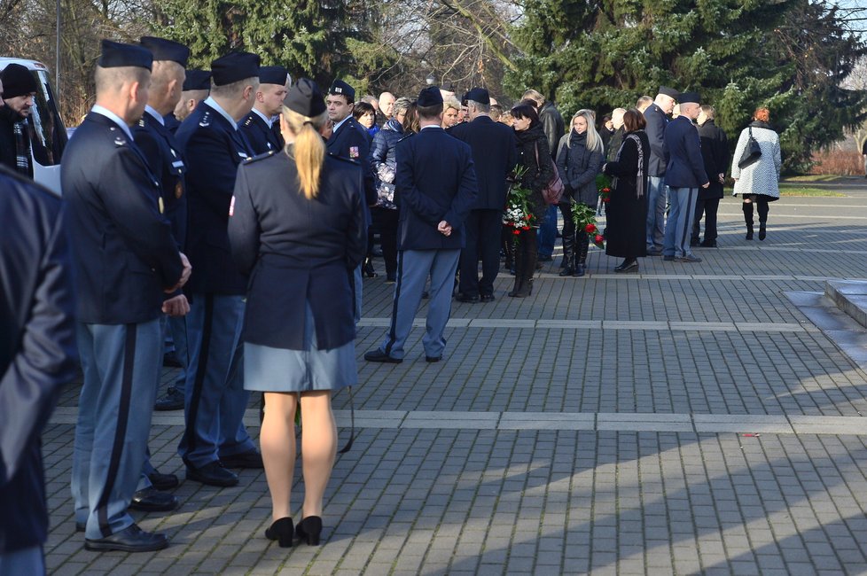 S Petrem Š. (†39), dlouholetým zaměstnancem vězeňské služby, se přišli rozloučit kromě rodinných příslušníků i kolegové.