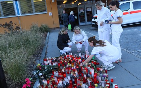 Sestřičky z ostravské nemocnice zapalují na pietním místě svíčky za oběti střelby.