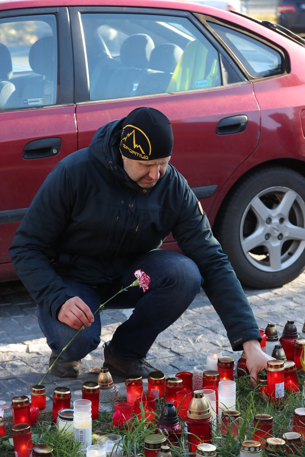 Pozůstalí, příbuzní a známí přišli ve středu k pietnímu místu před FN Ostrava. Vrah Ctirad Vitásek (†42) je z nepochopitelných důvodů připravl o nejbližší.