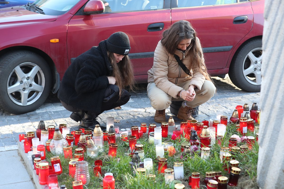 Pozůstalí, příbuzní a známí přišli ve středu k pietnímu místu před FN Ostrava. Vrah Ctirad Vitásek (†42) je z nepochopitelných důvodů připravl o nejbližší.