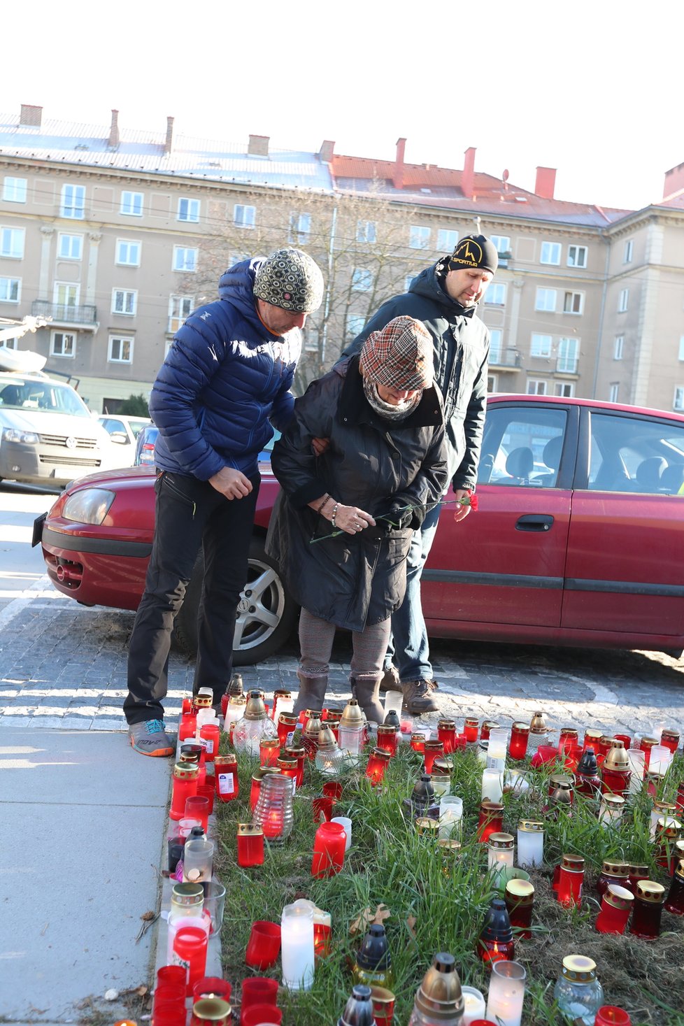 Pozůstalí, příbuzní a známí přišli ve středu k pietnímu místu před FN Ostrava.