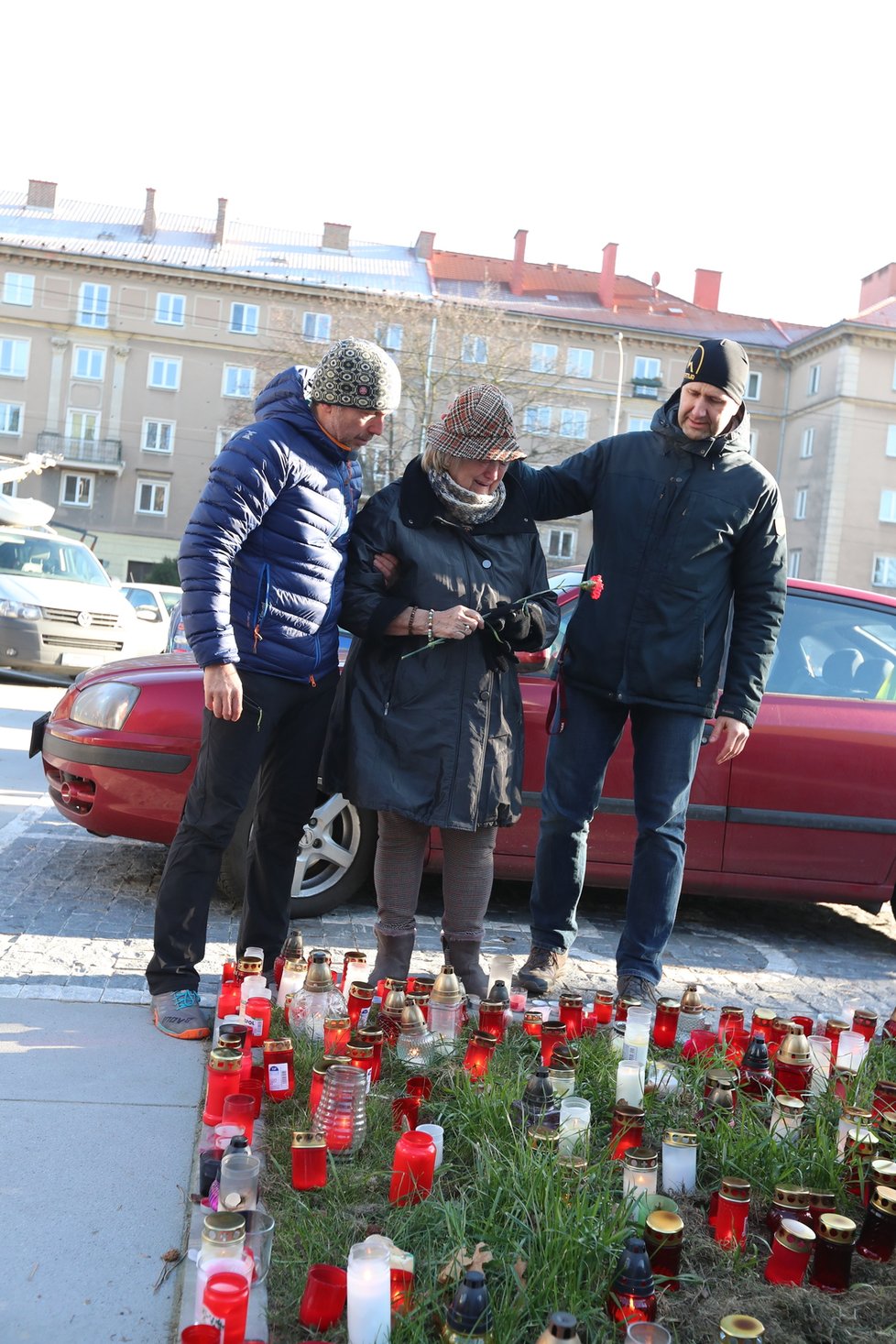 Pozůstalí, příbuzní a známí přišli ve středu k pietnímu místu před FN Ostrava. Vrah Ctirad Vitásek (†42) je z nepochopitelných důvodů připravl o nejbližší.