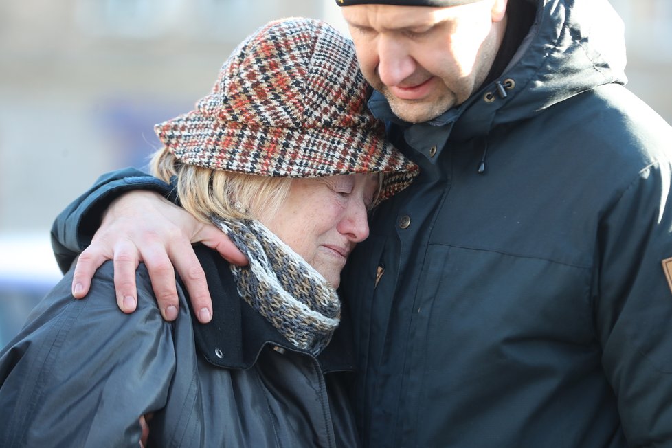 Pozůstalí, příbuzní a známí přišli ve středu k pietnímu místu před FN Ostrava. Vrah Ctirad Vitásek (†42) je z nepochopitelných důvodů připravil o nejbližší.