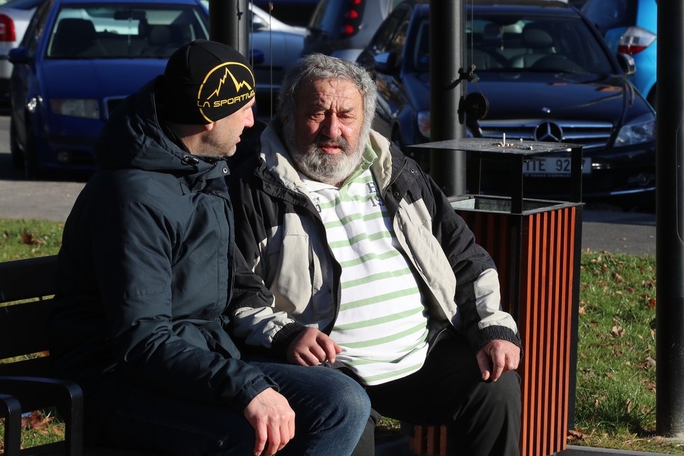 Pozůstalí, příbuzní a známí přišli ve středu k pietnímu místu před FN Ostrava. Vrah Ctirad Vitásek (†42) je z nepochopitelných důvodů připravl o nejbližší.