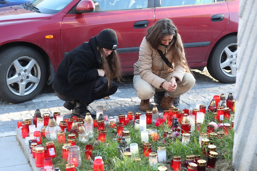 Pozůstalí, příbuzní a známí přišli ve středu k pietnímu místu před FN Ostrava. Vrah Ctirad Vitásek (†42) je z nepochopitelných důvodů připravil o nejbližší.