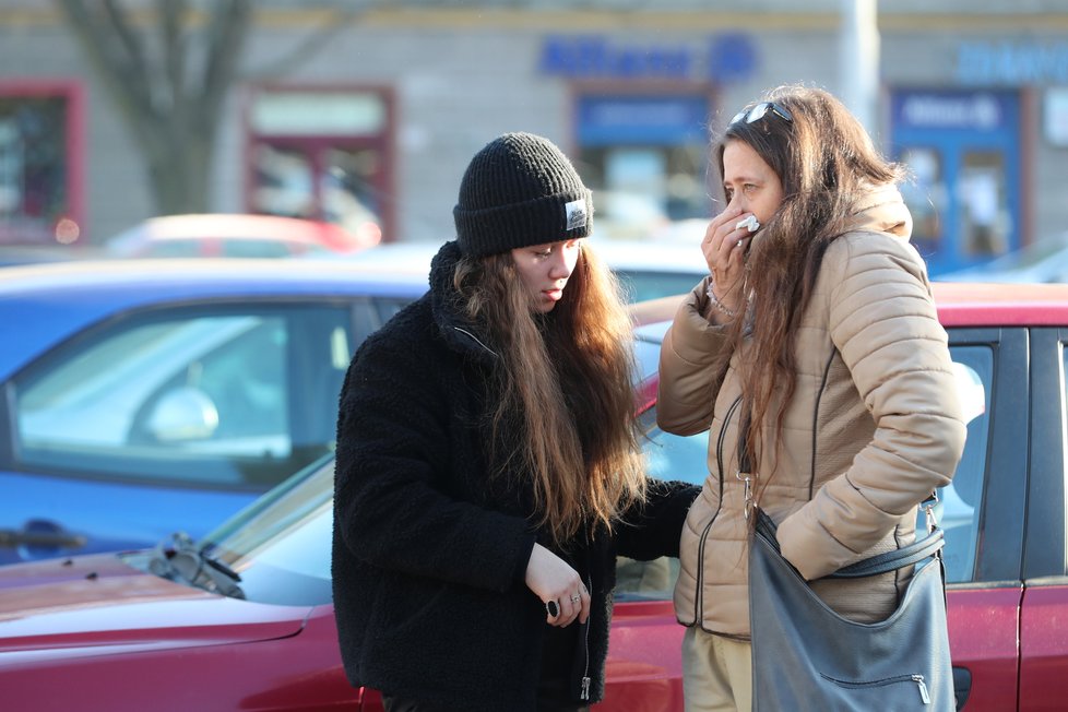 Pozůstalí, příbuzní a známí přišli ve středu k pietnímu místu před FN Ostrava.