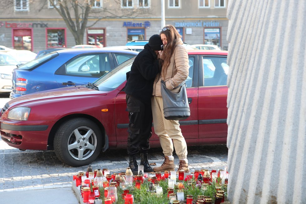 Pozůstalí, příbuzní a známí přišli ve středu k pietnímu místu před FN Ostrava. Vrah Ctirad Vitásek (†42) je z nepochopitelných důvodů připravil o nejbližší.