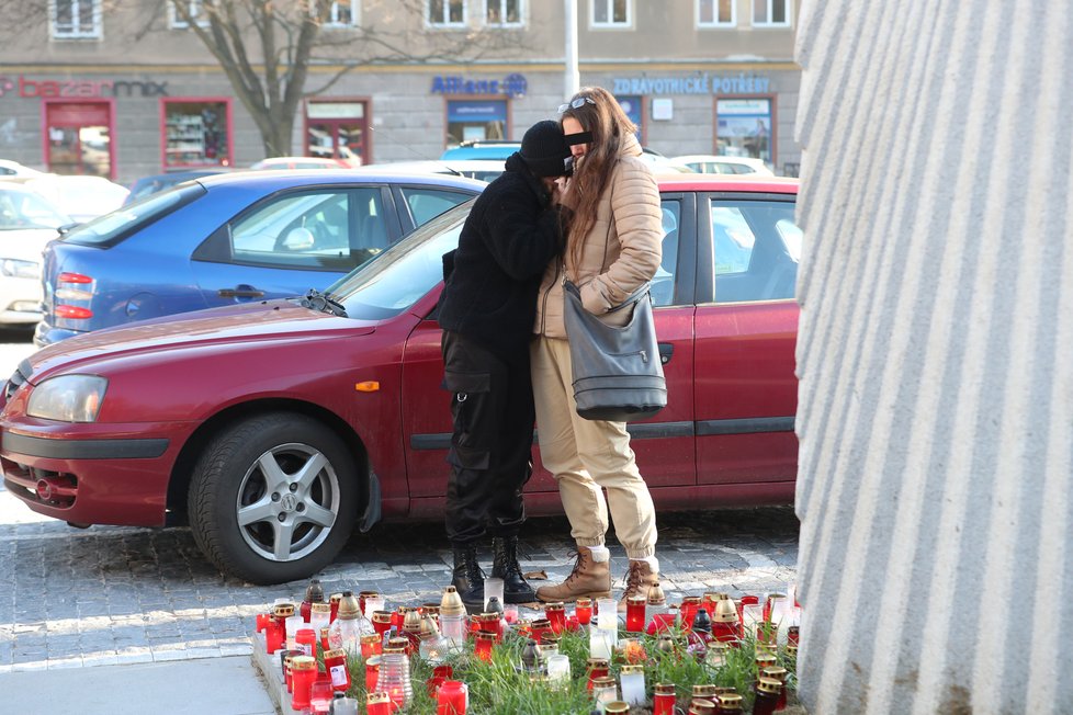 Pozůstalí, příbuzní a známí přišli ve středu k pietnímu místu před FN Ostrava. Vrah Ctirad Vitásek (†42) je z nepochopitelných důvodů připravl o nejbližší.