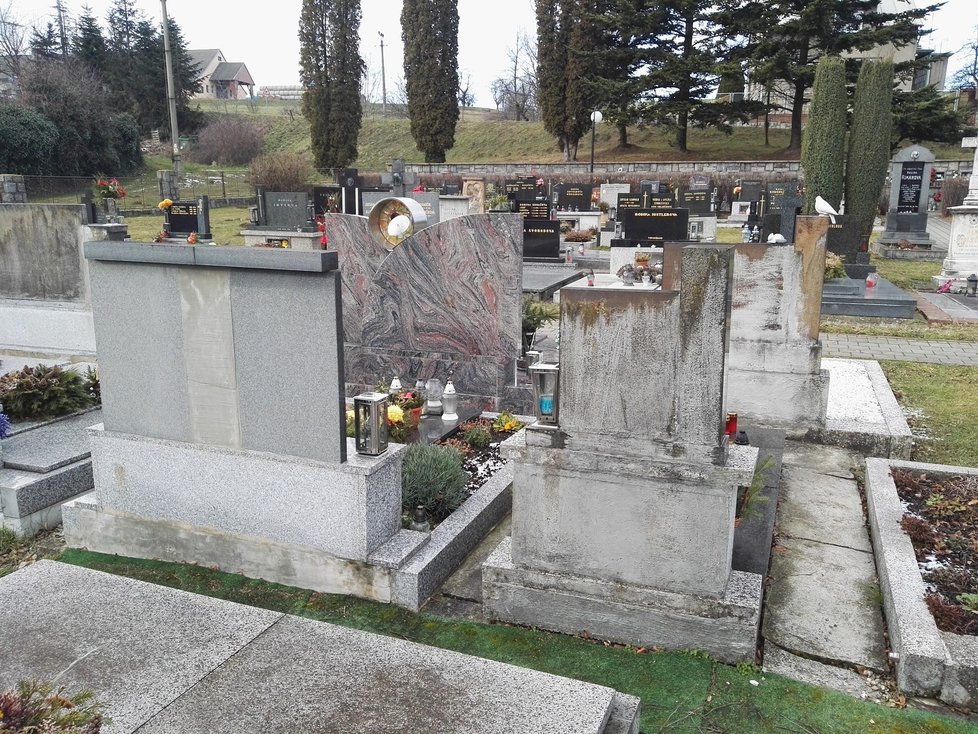 Na hřbitově v Jilešovicích je hned několik náhrobků se jménem rodiny Vitáskových. Křestní jméno Ctirad není ale uvedeno na žádném...